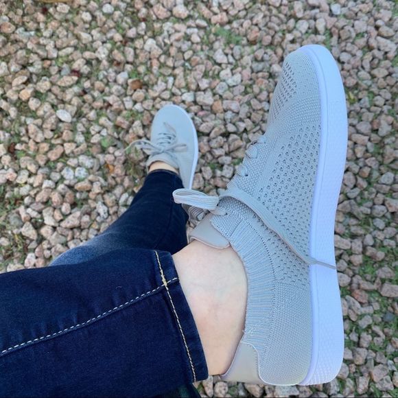 New in Box Grey Gray Lightweight Breathable Athletic Sneakers Tennis Shoes - Picture 2 of 8